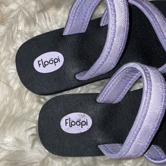 Floopi Criss Cross Sandals - Picture 4 of 4